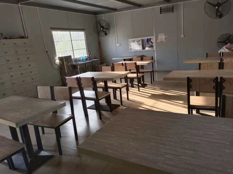 干净卫生的员工食堂